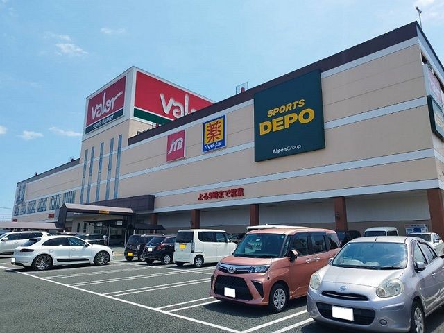 近くのバロー・マツキヨまで750m（徒歩10分）