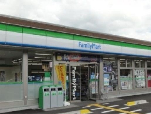 近くのファミリーマートまで400m（徒歩5分）