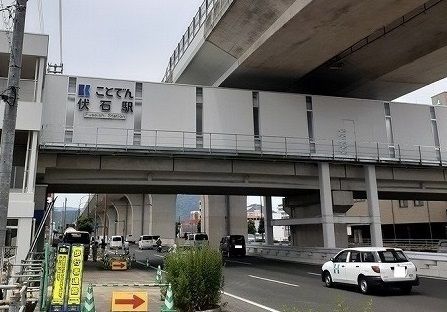 近くの伏石駅まで1,000m（徒歩13分）