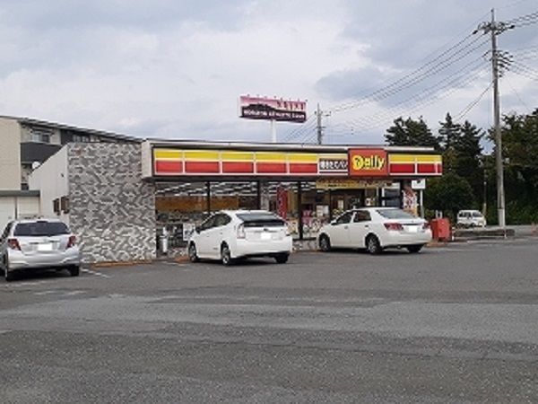 近くのコンビニまで300m（徒歩4分）