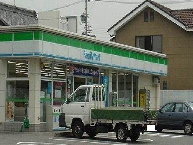 近くのコンビニまで550m（徒歩7分）