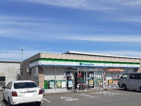 近くのファミリーマートまで200m（徒歩3分）