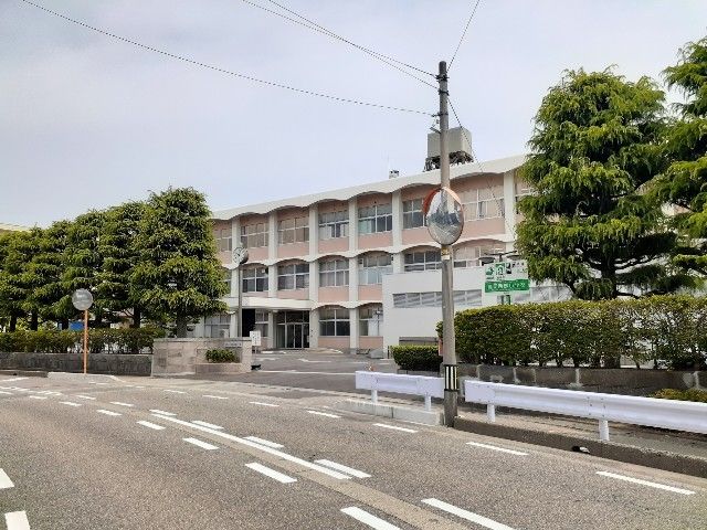 近くの高岡西部小学校まで1,100m（徒歩14分）