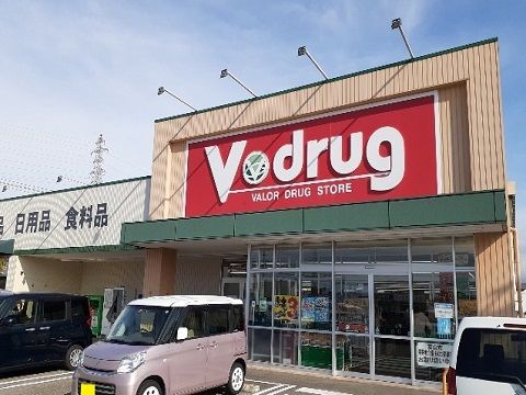 近くのＶ・ｄｒｕｇ町村店まで600m（徒歩8分）