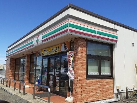 近くのセブンイレブン富山中川原店まで700m（徒歩9分）