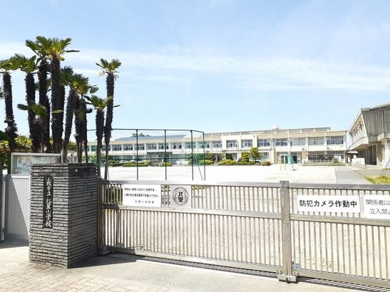 近くの小牧市立 北里小学校まで2,200m(徒歩28分)