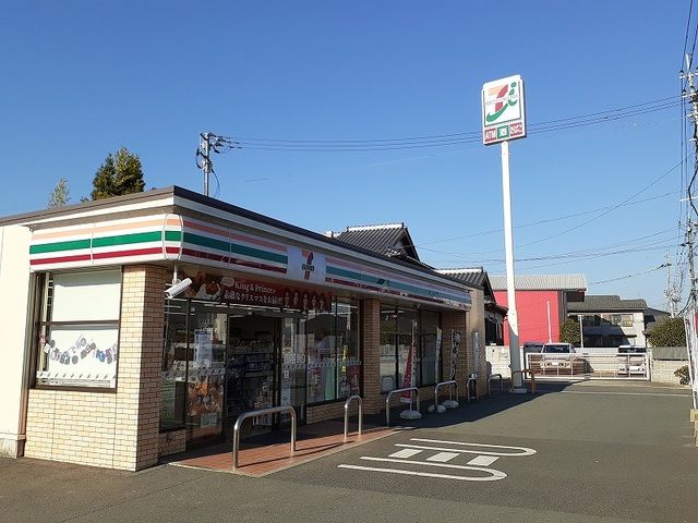 近くのコンビニまで550m（徒歩7分）