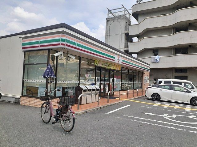 近くのコンビニまで750m（徒歩10分）