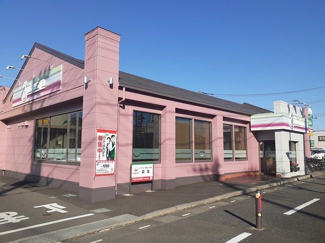 近くのサイゼリヤまで225m（徒歩3分）