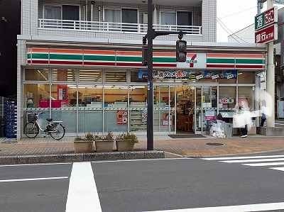 近くのコンビニまで220m（徒歩3分）