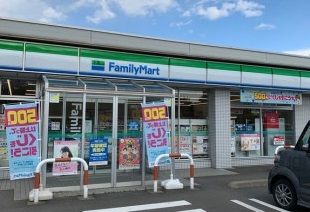 近くのファミリーマートおいらせ町店まで400m（徒歩5分）