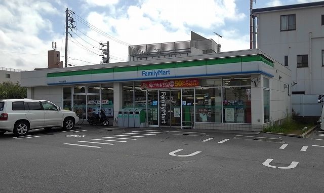 近くのファミリーマートまで160m（徒歩2分）