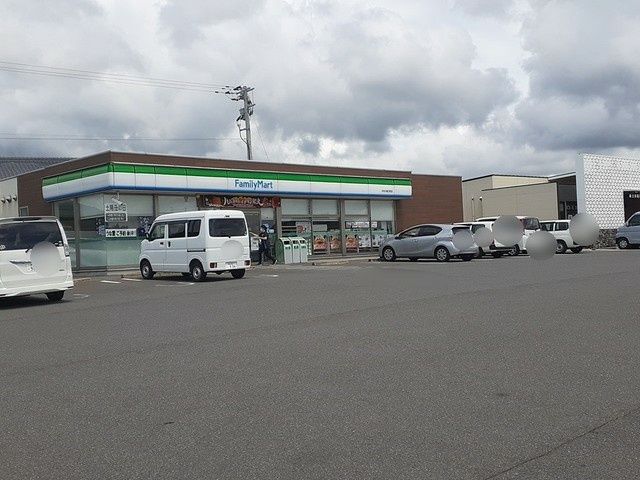 近くのファミリーマート大村小路口町店まで500m(徒歩7分)