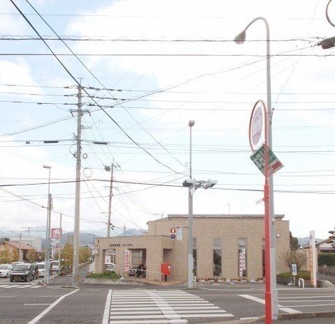 近くの竹松郵便局まで950m(徒歩12分)