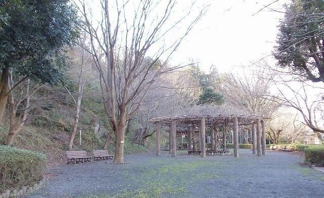 近くの本城山公園まで600m(徒歩8分)
