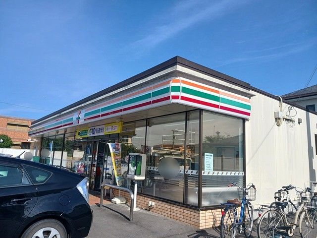 近くのコンビニまで290m（徒歩4分）
