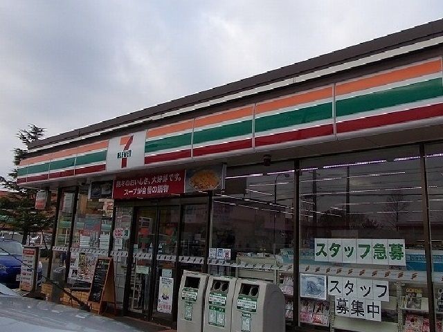 近くのコンビニまで600m（徒歩8分）