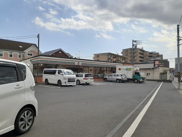 近くのコンビニまで75m（徒歩1分）