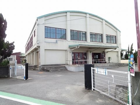 近くの小松島市立小松島小学校まで660m(徒歩9分)