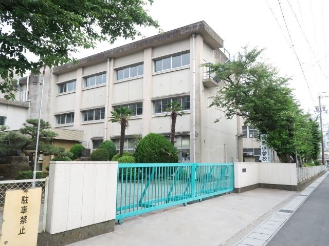近くの岐阜市立鏡島小学校まで300m（徒歩4分）
