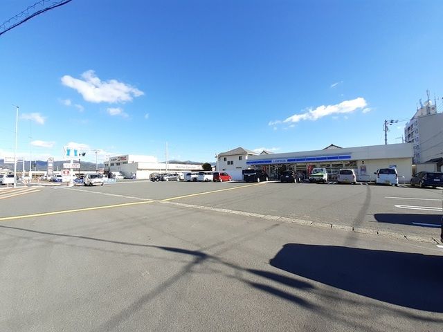 近くのコンビニまで550m（徒歩7分）
