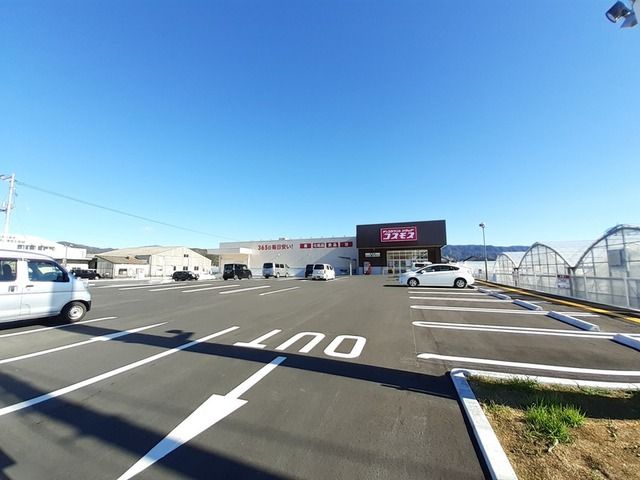 近くのドラッグストアまで700m（徒歩9分）
