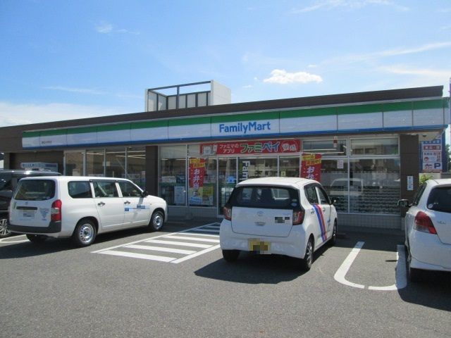 近くのファミリーマートまで400m(徒歩5分)