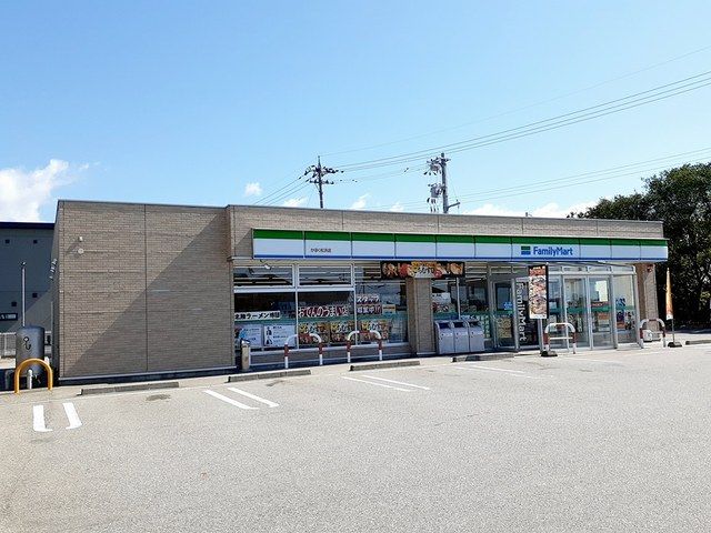 近くのファミリーマートかほく松浜店まで548m（徒歩7分）
