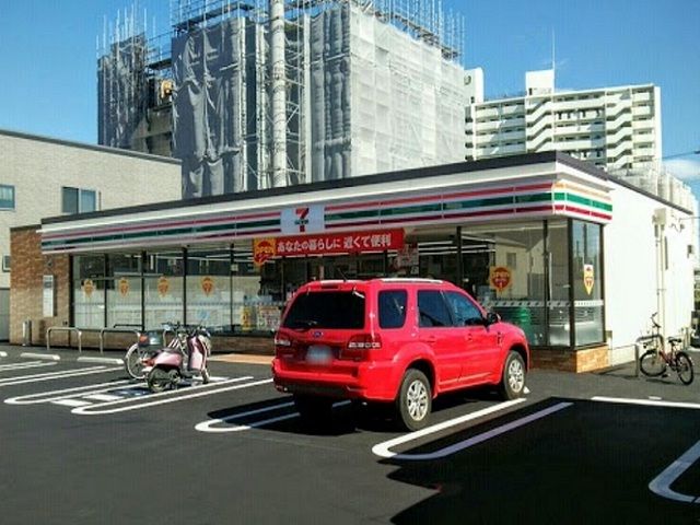 近くのコンビニまで30m（徒歩1分）