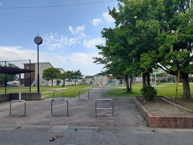 近くの公園まで740m（徒歩10分）