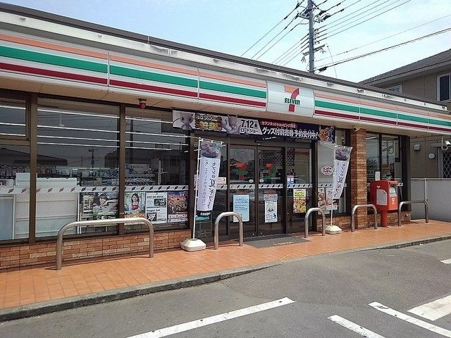 近くのコンビニまで240m（徒歩3分）