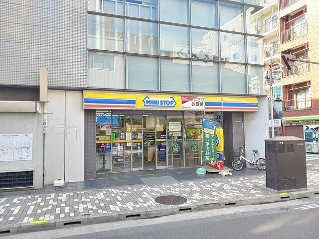 近くのコンビニまで267m（徒歩4分）