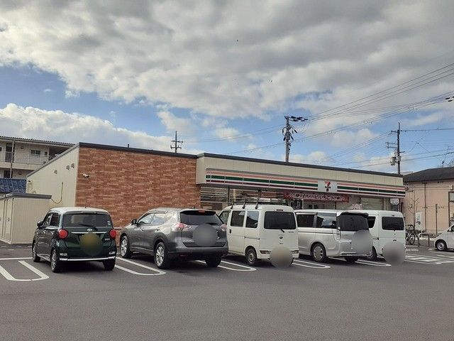 近くのコンビニまで910m（徒歩12分）