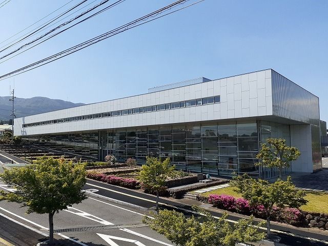 近くの有田町役場まで2,400m（徒歩30分）