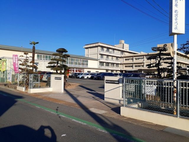 近くの曙小学校まで700m(徒歩9分)