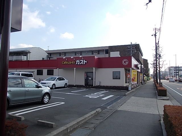 近くの飲食店まで800m（徒歩10分）