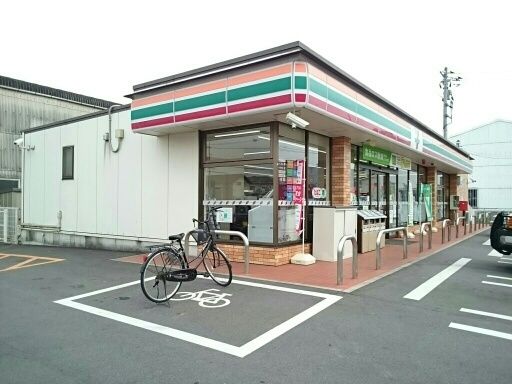 近くのコンビニまで740m（徒歩10分）