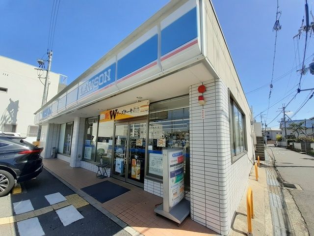 近くのコンビニまで858m（徒歩11分）