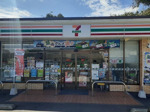 近くのコンビニまで600m（徒歩8分）