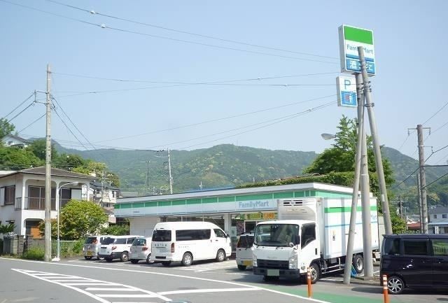 近くのファミリーマート宇佐美桜田店まで290m(徒歩4分)