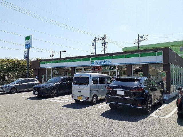 近くのファミリーマート半田東洋町店まで60m（徒歩1分）