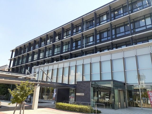 近くの半田市役所まで670m（徒歩9分）