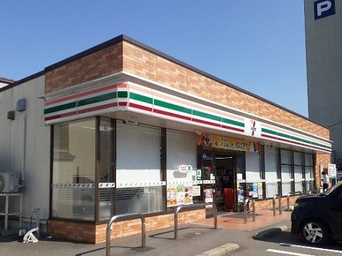 近くのセブンイレブン富山上本町店まで200m(徒歩3分)
