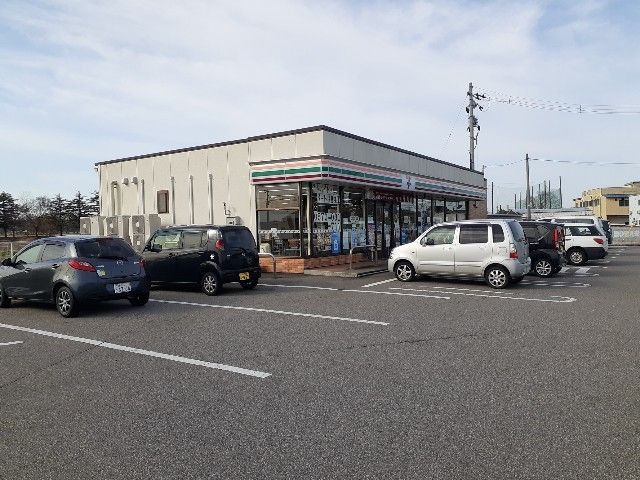 近くのセブンイレブン射水八塚店まで290m（徒歩4分）