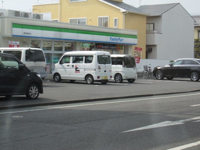 近くのファミリーマート　城東店まで300m（徒歩4分）