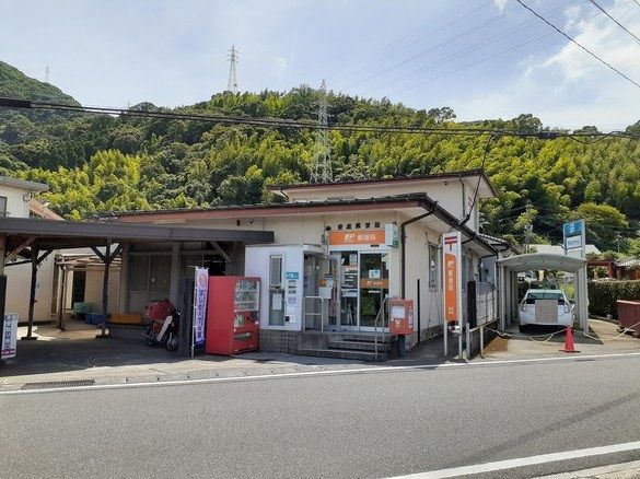 近くの重富郵便局まで550m（徒歩7分）