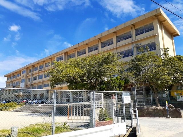 近くの坪生小学校まで1,040m（徒歩13分）