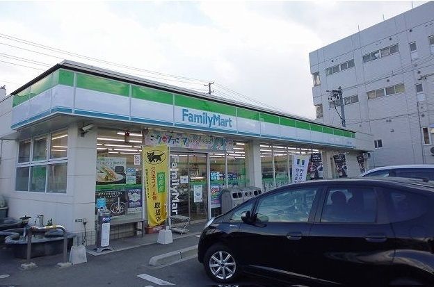 近くのファミリーマートまで140m（徒歩2分）