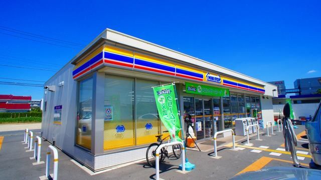 近くのミニストップ熊谷久下店まで500m（徒歩7分）