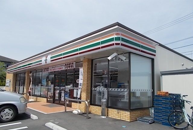 近くのコンビニまで550m（徒歩7分）